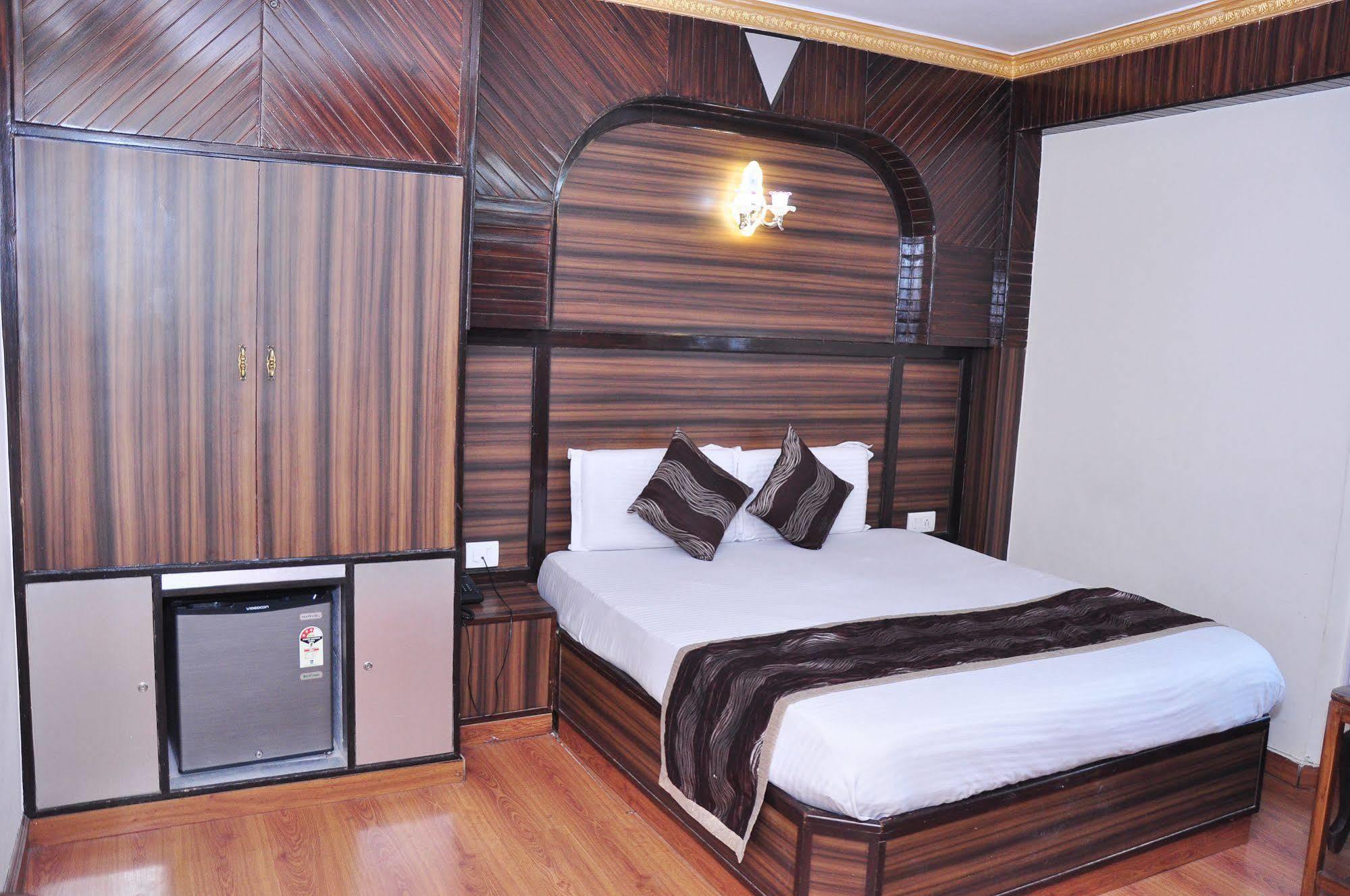 Hotel Sidharath Шимла Екстериор снимка